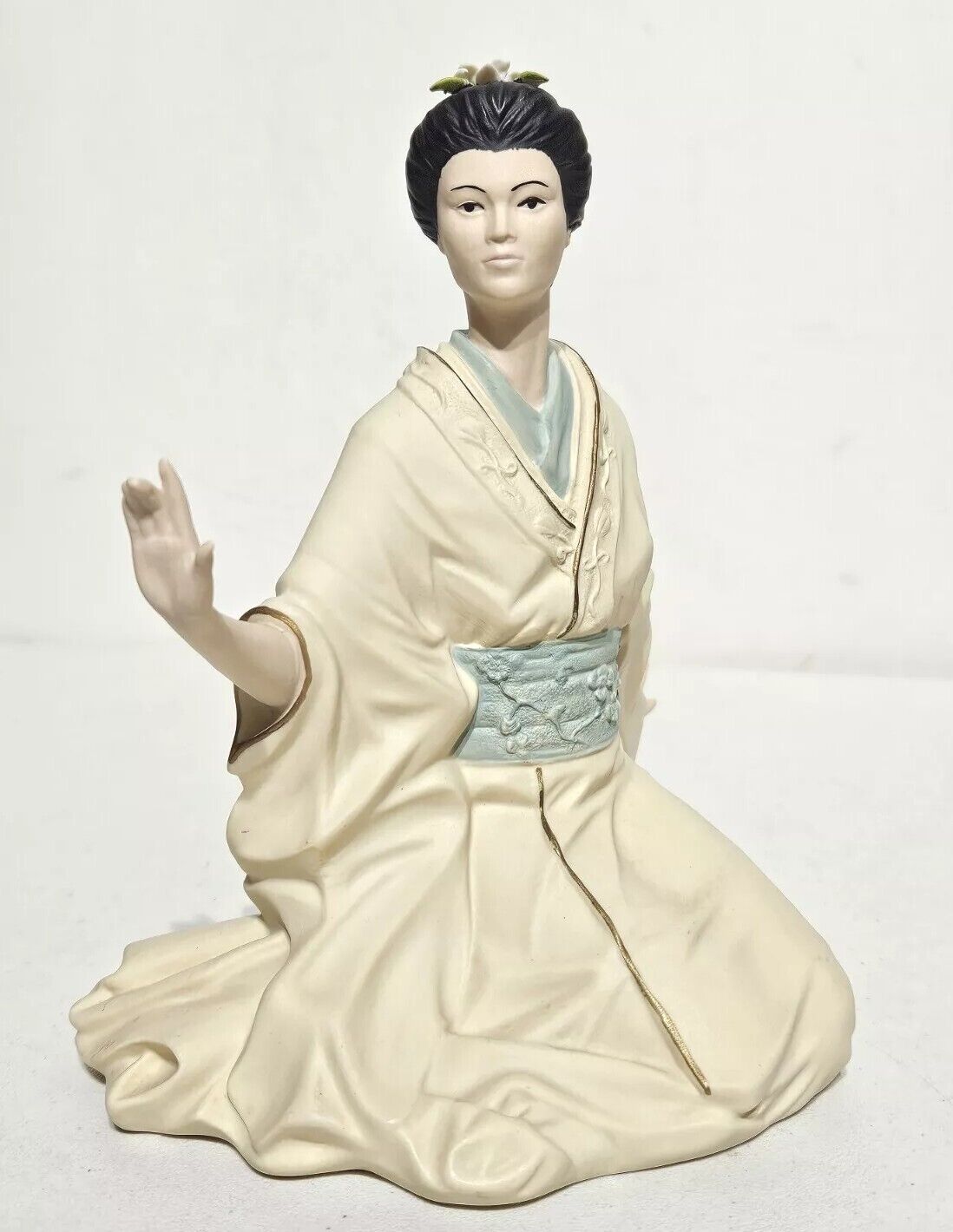 Rare 1998 Wedgewood Pearls Of The Orient Shantung Porcelain Figurine 6-1/4\