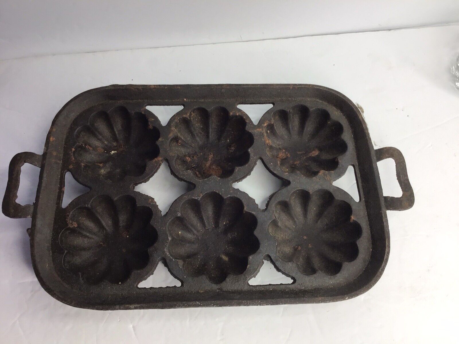 Vintage Cast Iron Cornbread Muffin Bundt Pan
