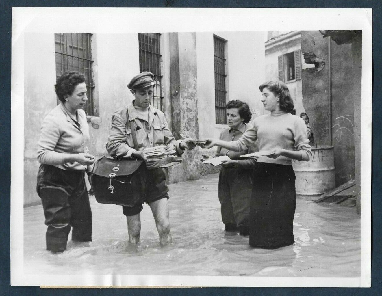 LODI´S MAILMAN ON HIS APPOINTED ROUNDS DURING FLOODINGS ITALY 1953 Photo Y 110