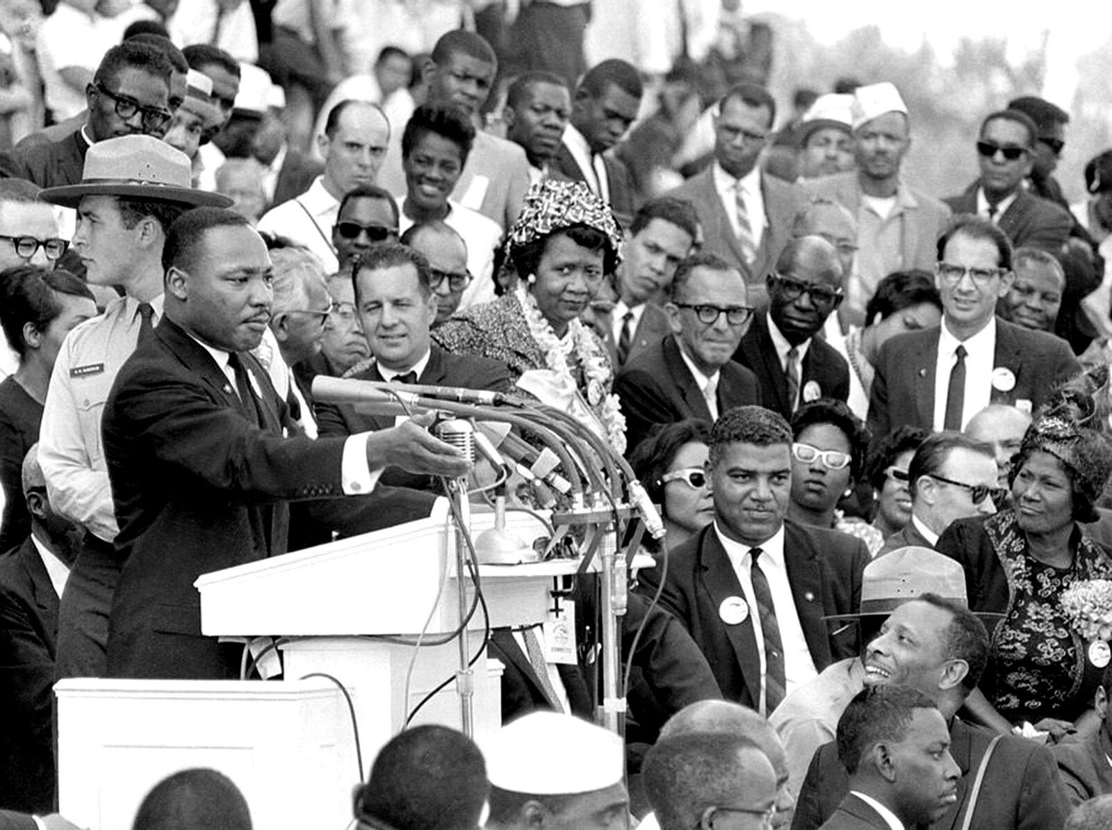 MARTIN LUTHER KING Speaking at Lincoln Memorial PHOTO (174-u)