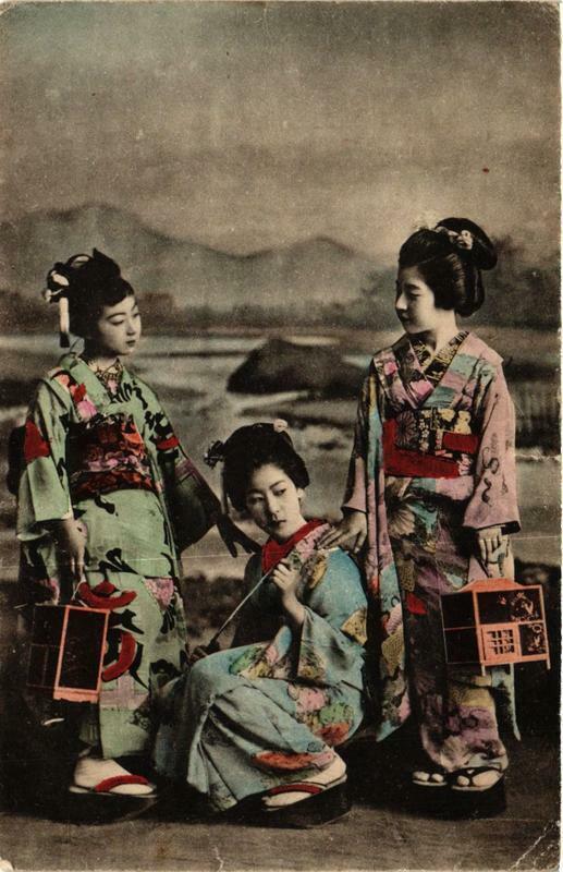 PC CPA 3 geisha girls with lantern HAND COLOURED JAPAN (a12897)