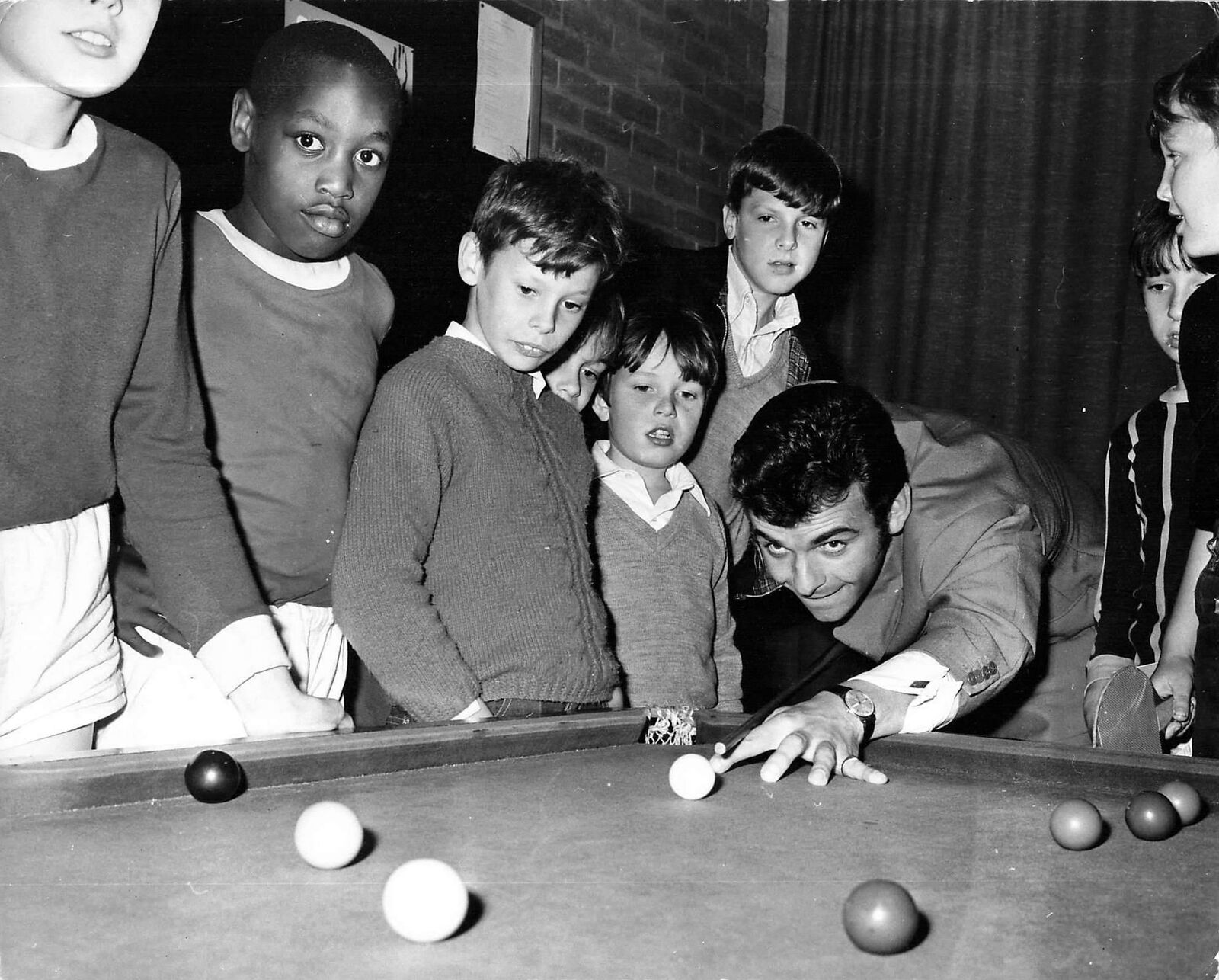 1970 Press Photo TONY JACKLIN Putter Award Devas Boys Club Pool Billards Champ