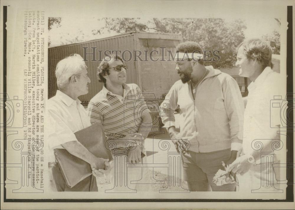 1976 Press Photo Baseball Contract Negotiations