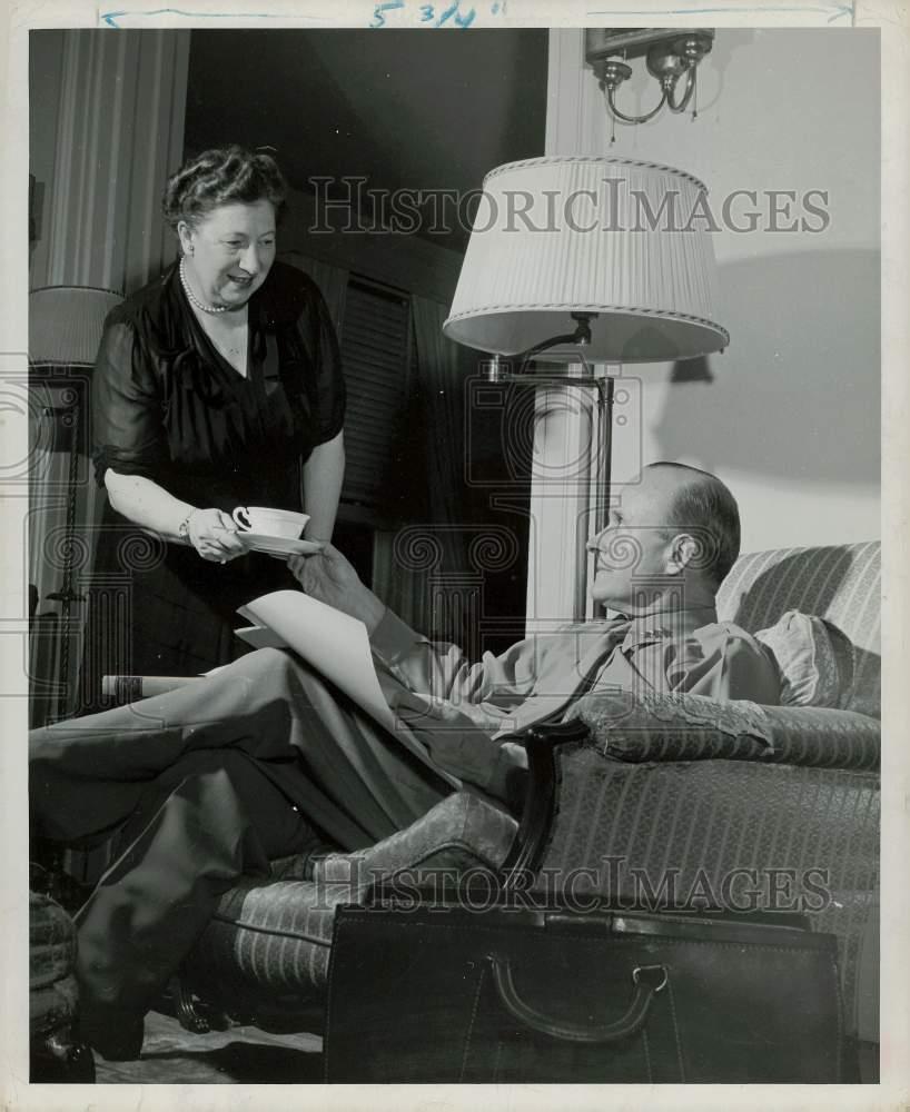 1952 Press Photo General and Mrs. Alfred Gruenther at their home - kfa11530