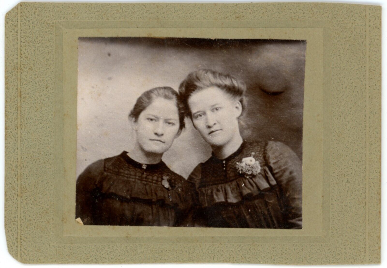 CIRCA 1890'S SMALL ANTIQUE CABINET CARD OF 2 BEAUTIFUL SISTERS IN BLACK DRESSES