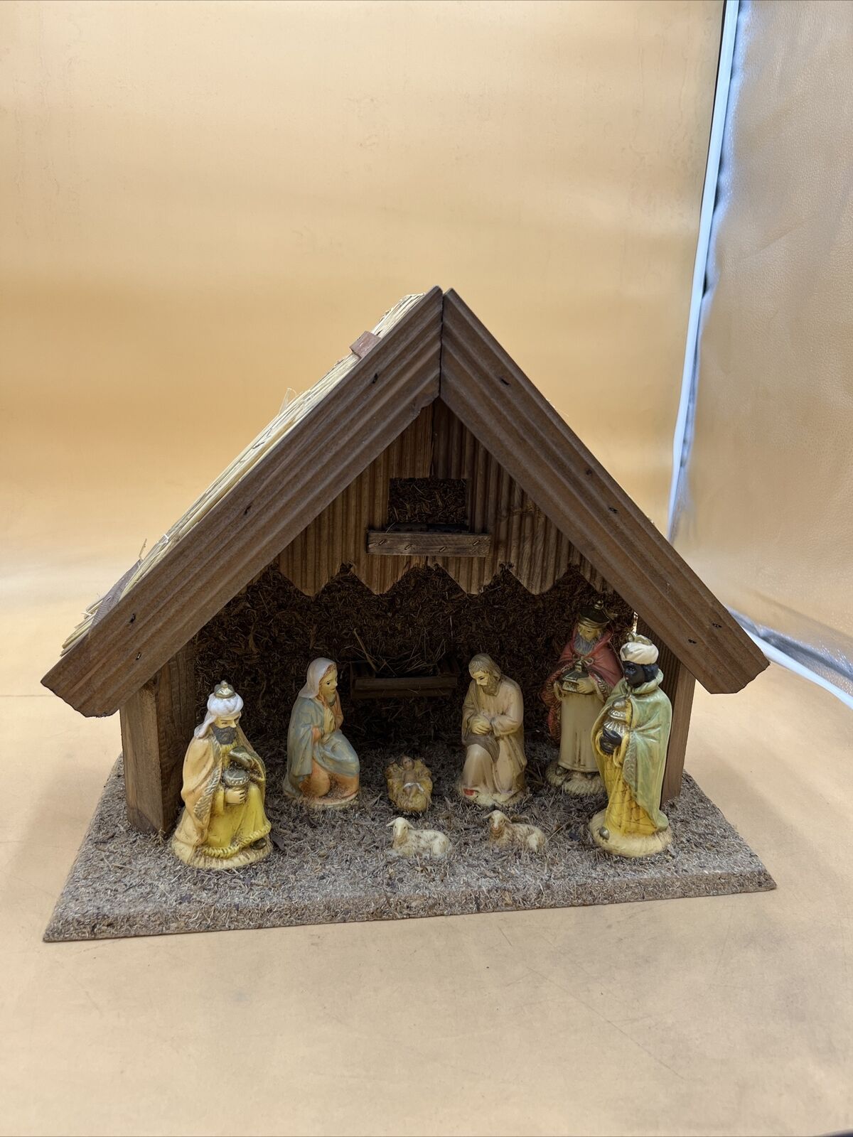 VINAGE CHRISTMAS NATIVITY SET WOODEN WITH PLASTIC FIGURINES