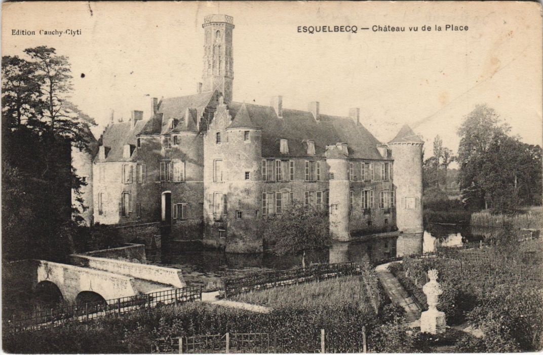 CPA ESQUELBECQ Chateau vu de la Place (999900)