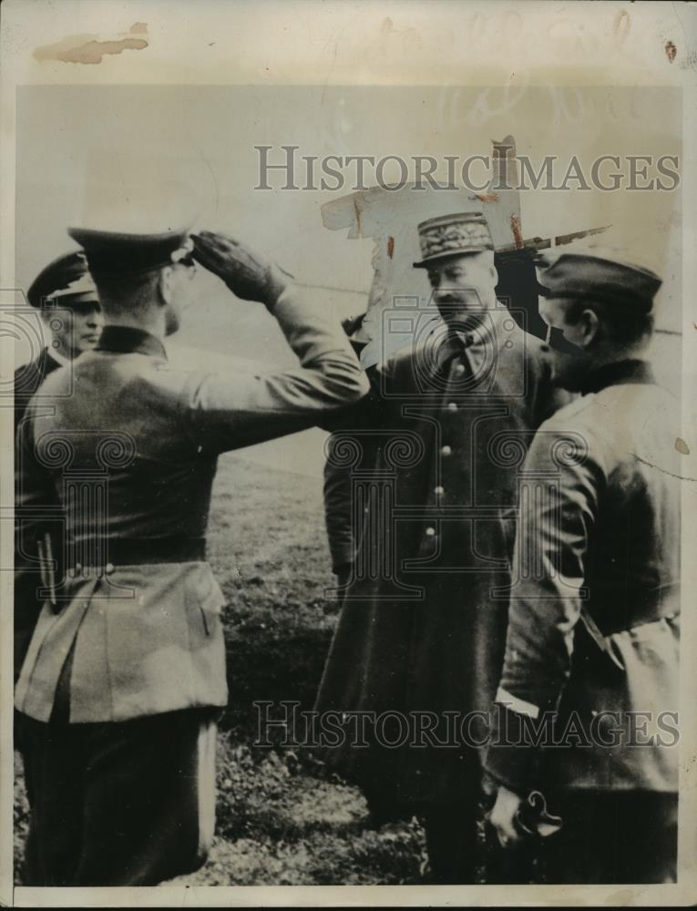 1940 Press Photo France, a German officer salutes his prisoner Gen. Giraud