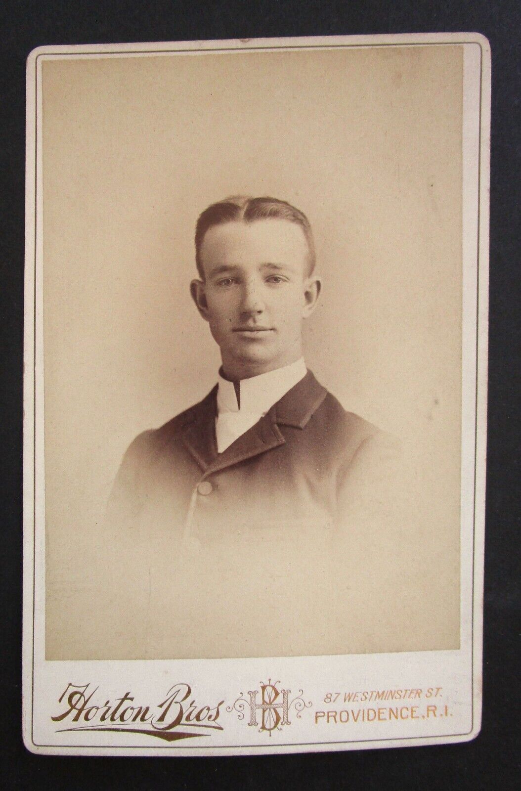 CIRCA 1900\'S ANTIQUE CABINET CARD Handsome Young Man Providence RI
