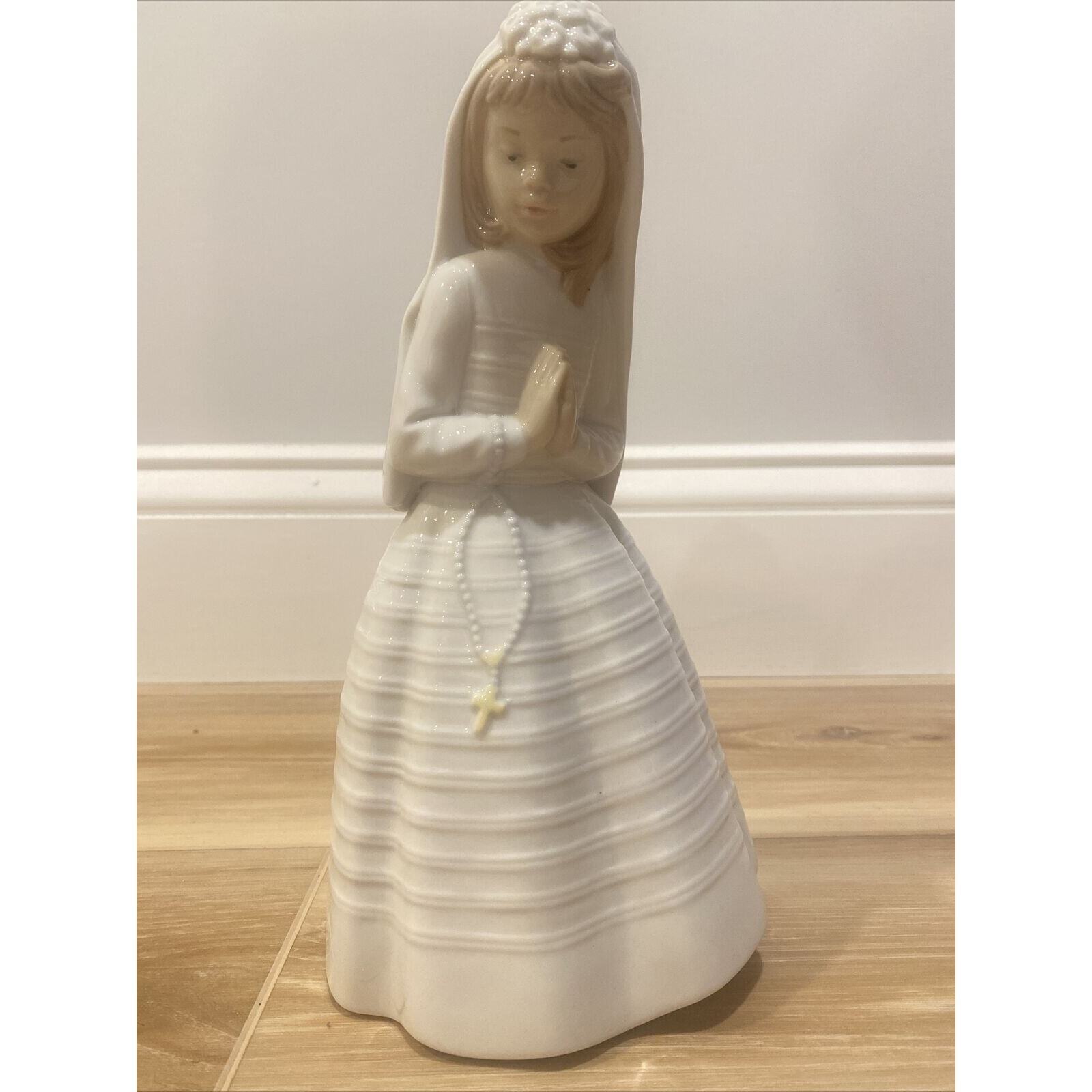 NAO By Lladro FIRST COMMUNION CONFIRMATION GIRL PRAYING ROSARY Figurine #00236