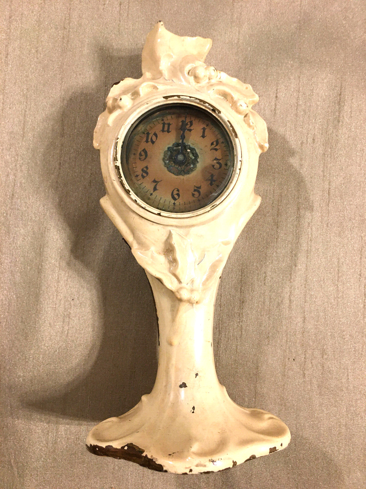 Cute Antique wind up clock - not working