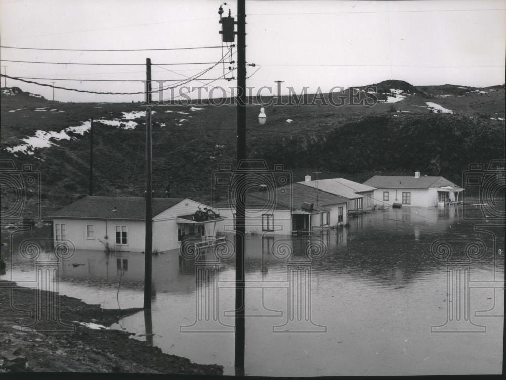 1956 Press Photo Flooded houses in Mesa, Washington - spa64163