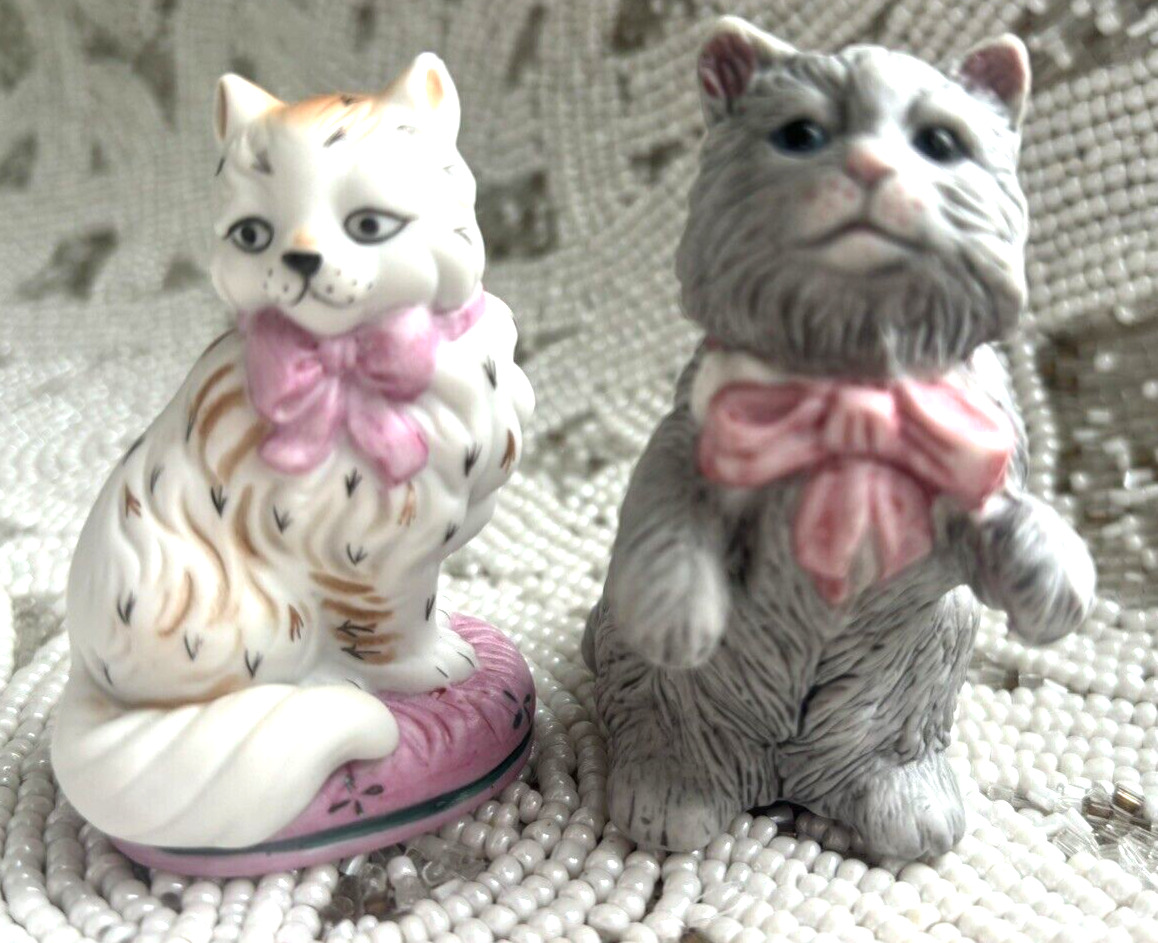Vintage Franklin Mint Curio Cabinet Cats Lot of 2 Staffordshire + Sybis Pink Bow