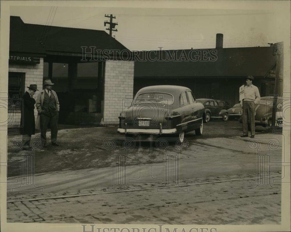 1950 Press Photo Pickets at Roundhouse Gate, Ballinwood Yards, Ohio - nef53852