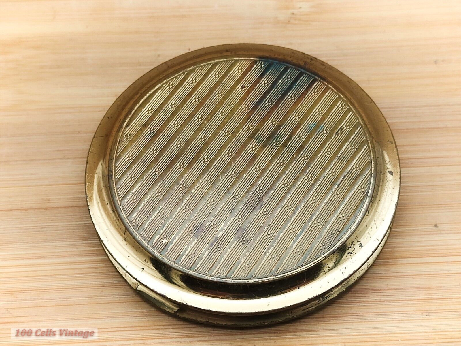 Distressed Gold Tone-Vintage Ladies Powder Compact -0pi