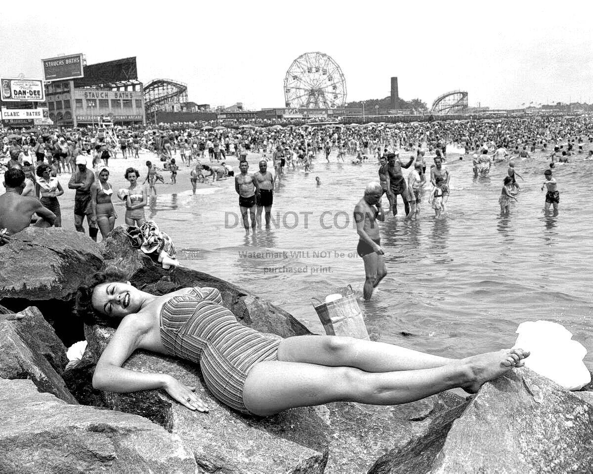 THE BEACH AT CONEY ISLAND IN NEW YORK CIRCA 1954 - 8X10 PHOTO (AA-927)