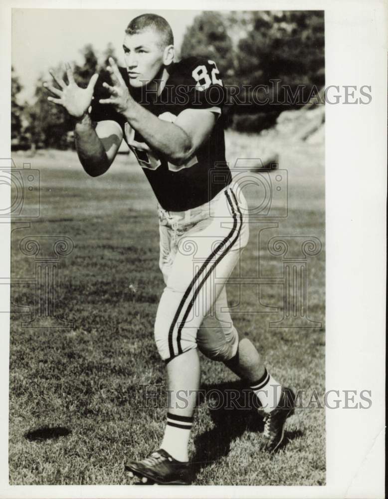 1981 Press Photo Football player Jerry Hillebrand waits to catch the ball