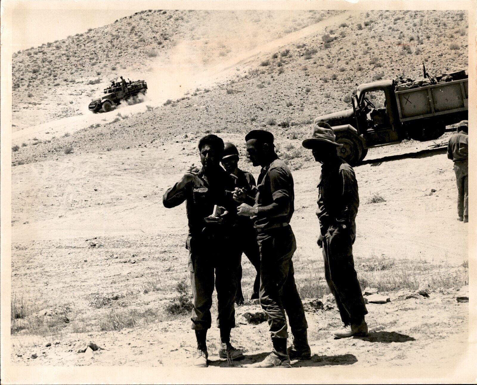 LG996 1967 Orig Roger Sheridan Photo WAR IN THE MIDDLE EAST SOLDIERS SMOKE BREAK