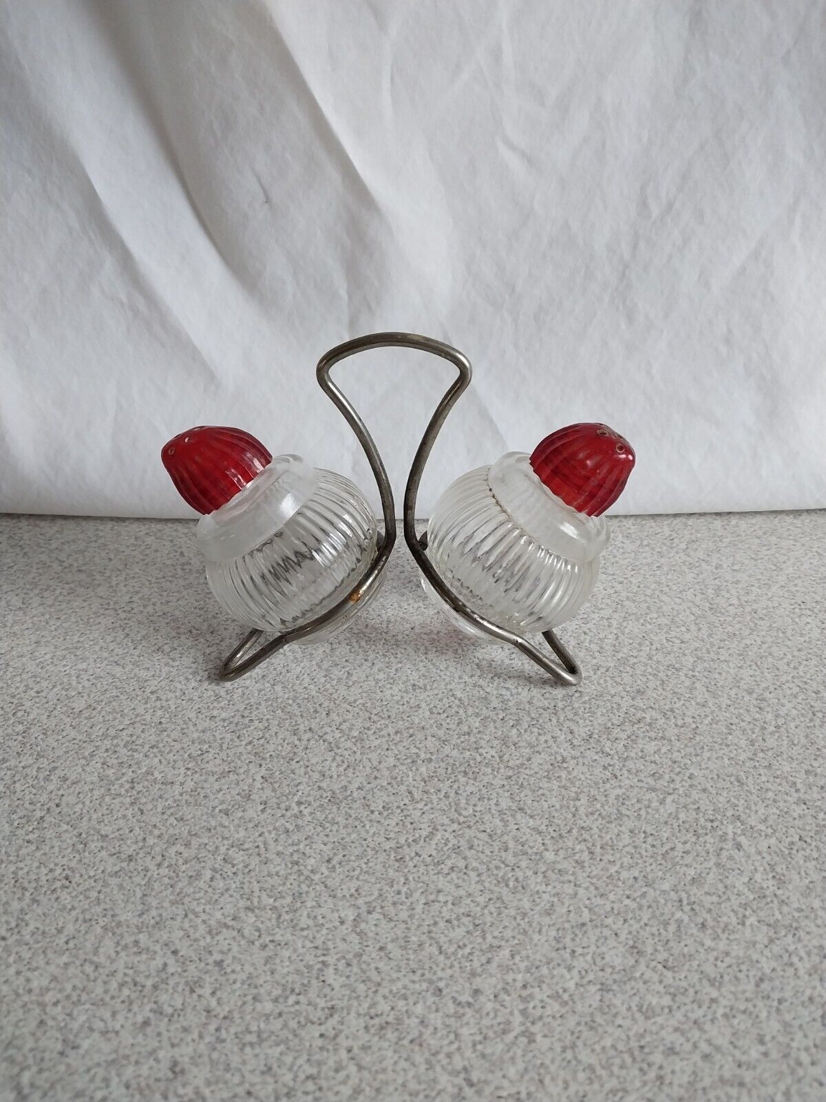VINTAGE SMALL RIBBED GLASS RED LIDS SALT PEPPER SHAKERS ON WIRE STAND