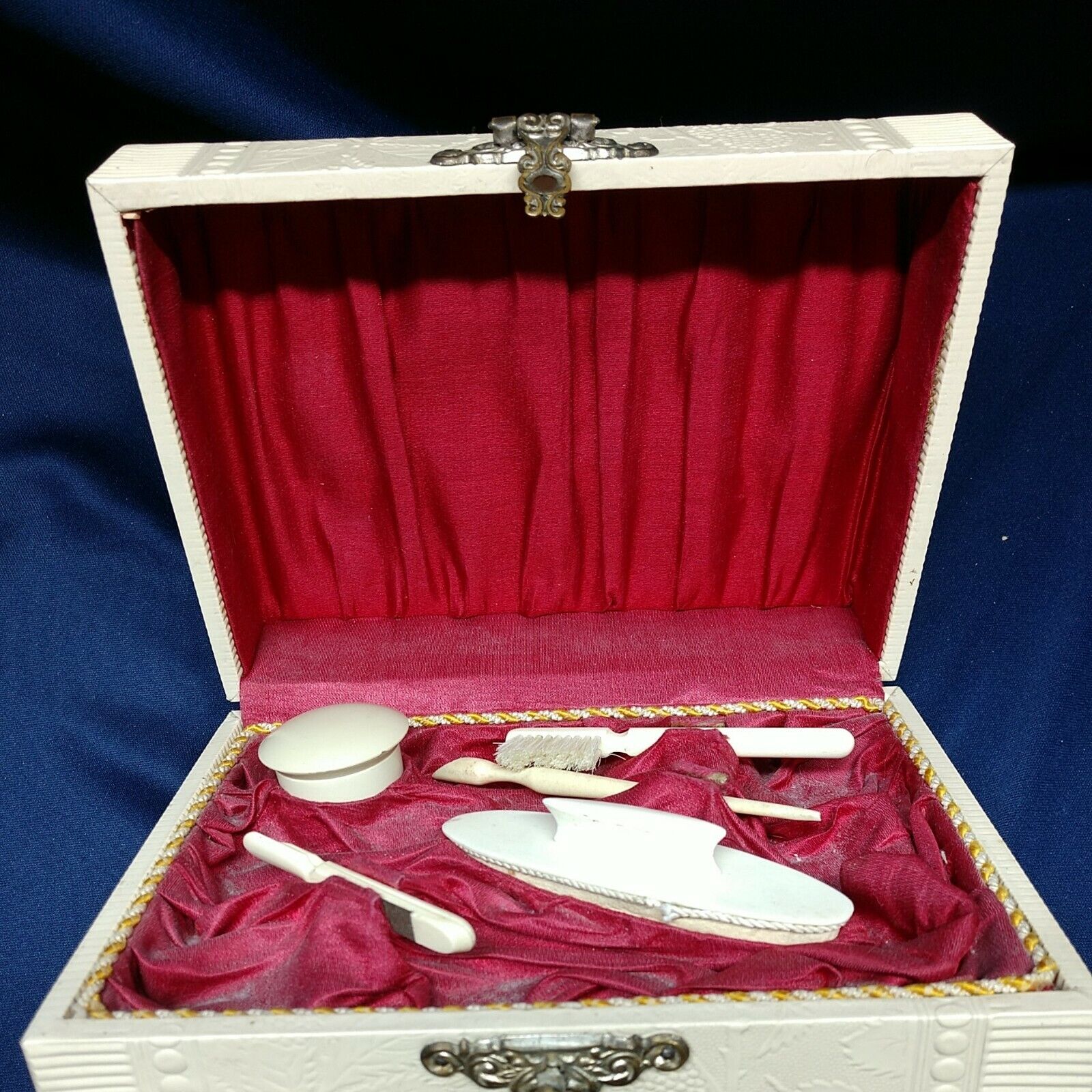 ANTIQUE TRAVELING WOMAN\'S GROOMING KIT IN CASE
