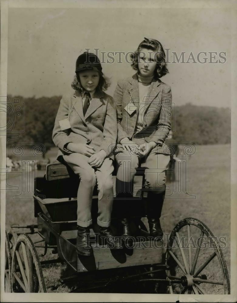 1938 Press Photo Priscilla and Cynthia Howe attended the Meadow Brook Cup