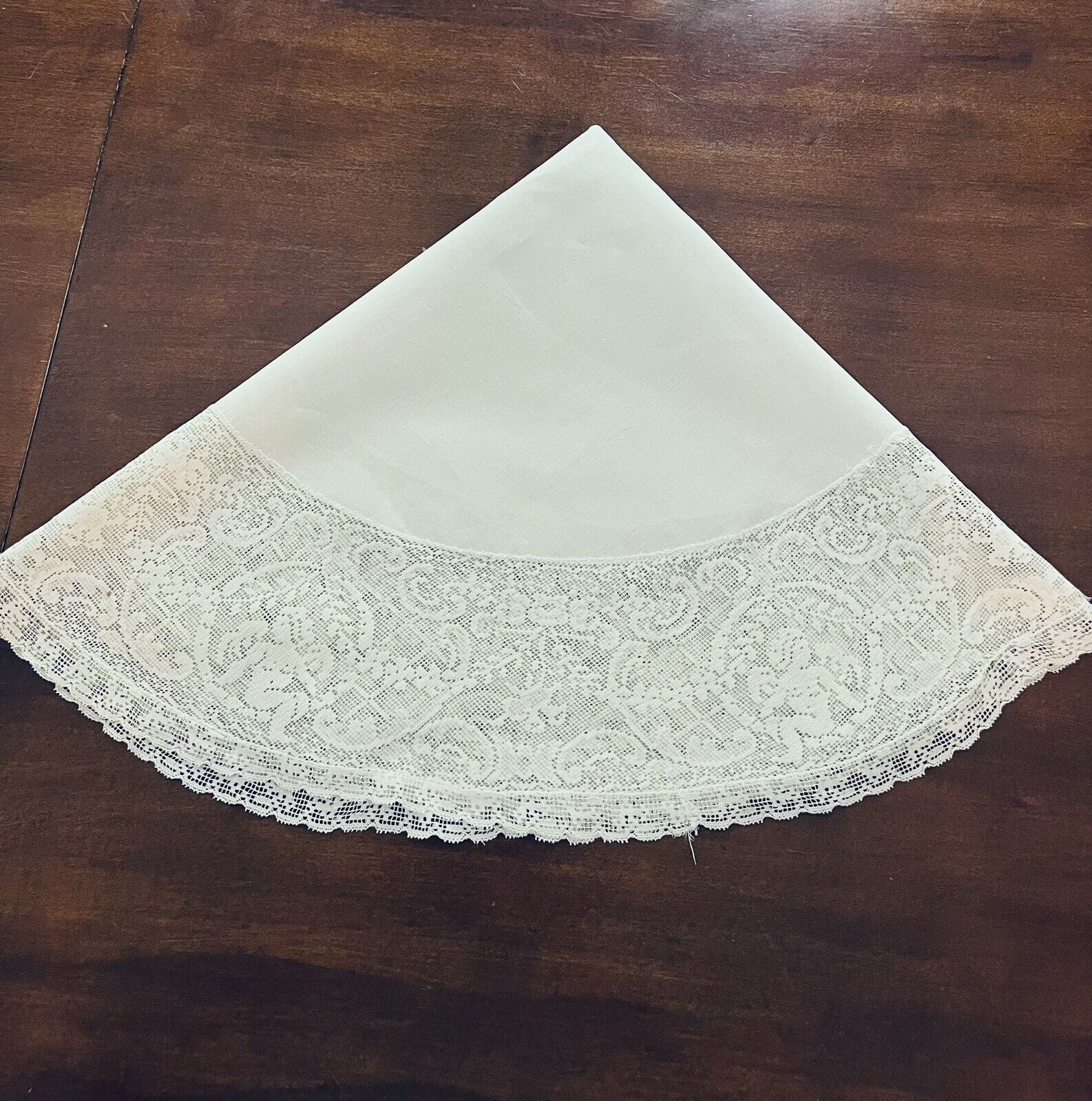 Vintage Round Tablecloth With 6 Inch Italian Figural Lace Border cherubs