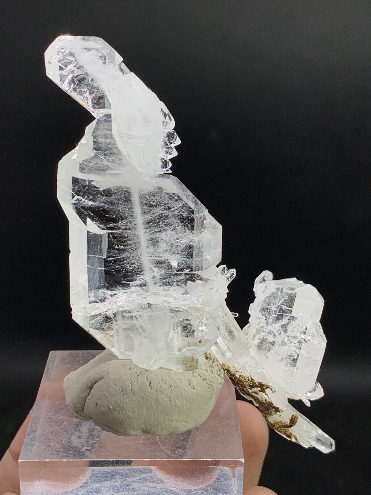 37 Gram Clear Quartz Crystal With Faden Inclusions & Having Sharp Lusters