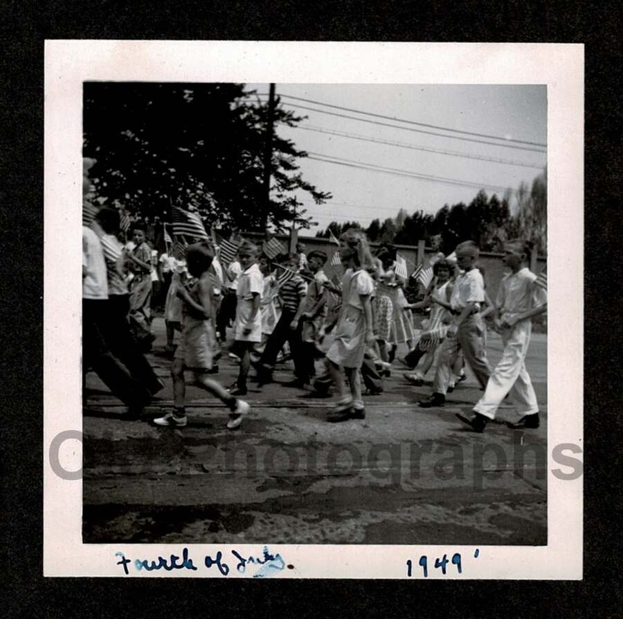 1949 4th JULY PATRIOTIC KIDS PARADE FLAGS OLD/VINTAGE PHOTO SNAPSHOT- F759