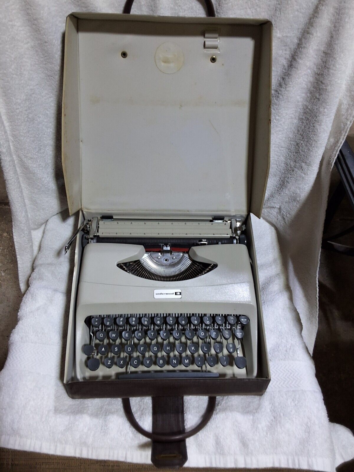 Vintage Underwood Model 18 Portable Typewriter w/ Case Made In Italy