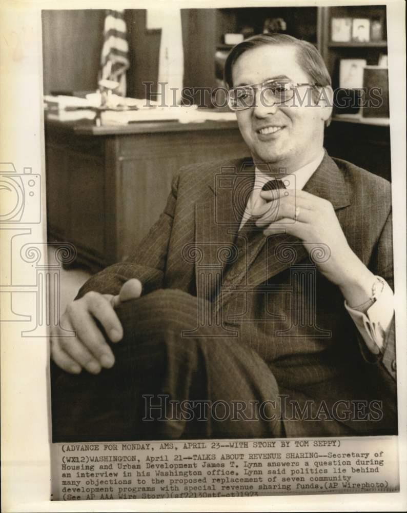 1973 Press Photo Housing and Urban Secretary James Lynn in his Washington office
