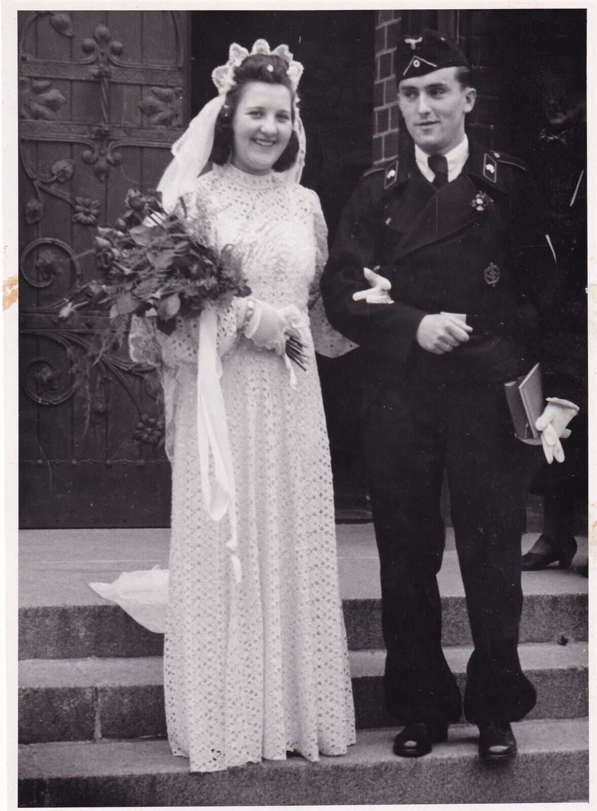 Big WWII Photo GERMAN 1st PANZER DIVISION TANK MAN WEDDING SA SPORTS BADGE 0551