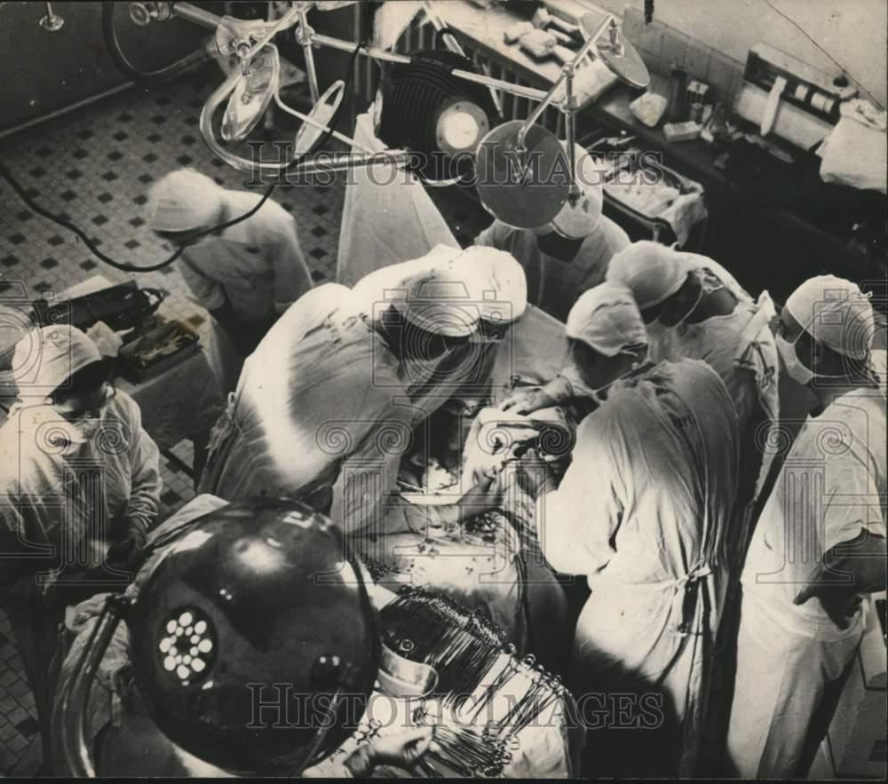 1960 Press Photo Overhead view of surgeons performing heart operation