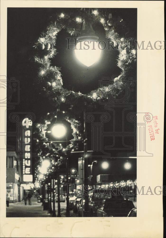 1984 Press Photo Street lights with Christmas wreaths around them - lrb28301