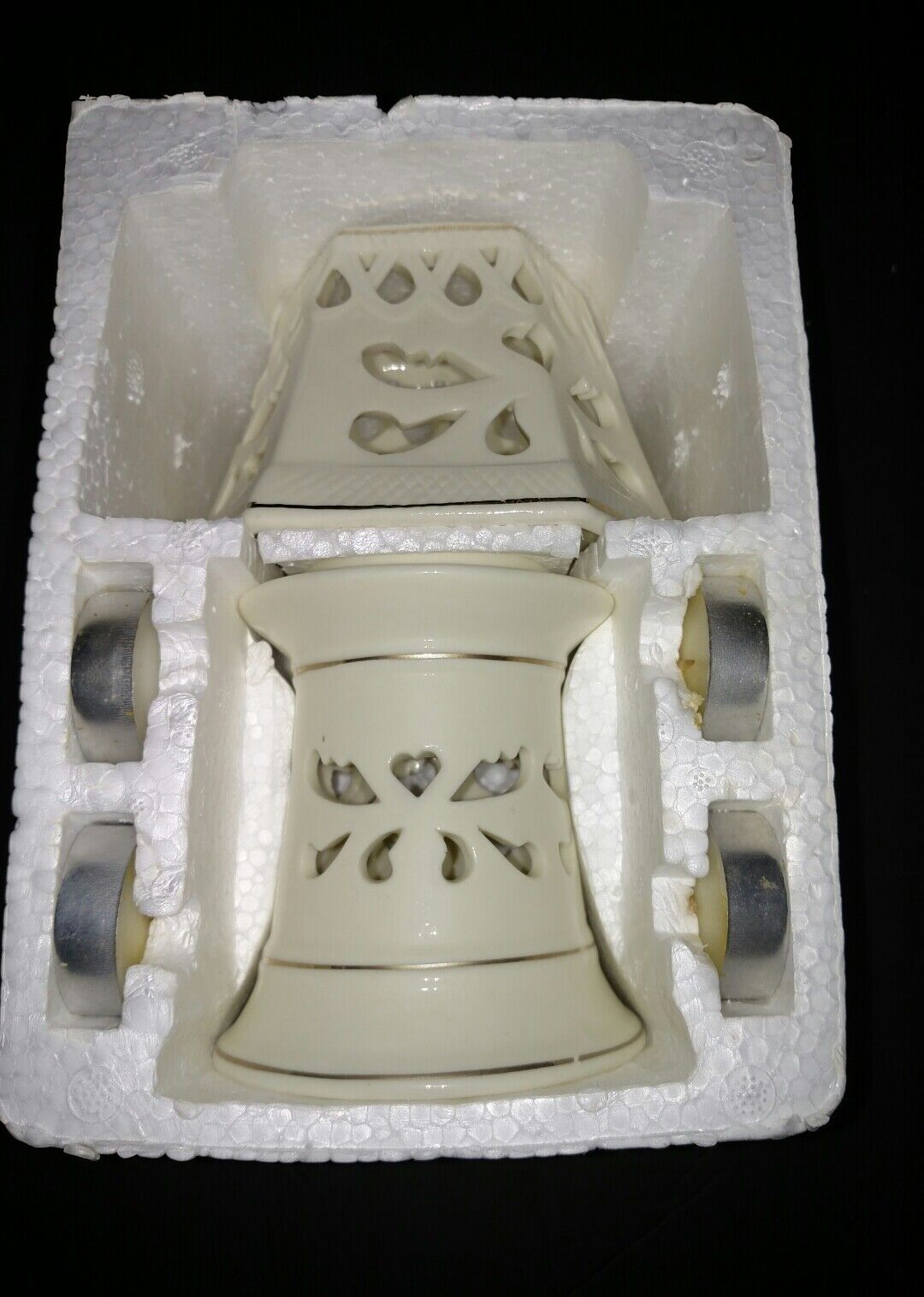 Ivory Tea Light Lamp Ceramic Porcelain Votive Candle Holder and 4 Votive Candles