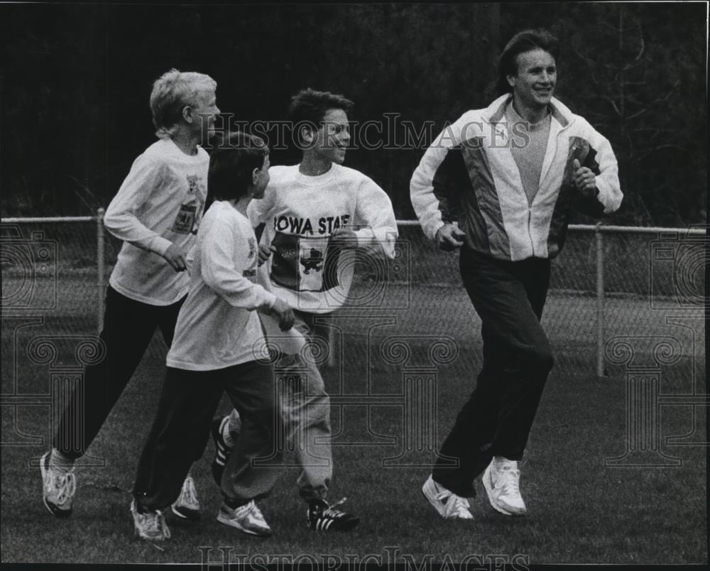 1990 Press Photo Bloomsday track champ Jon Sinclair jogs with students