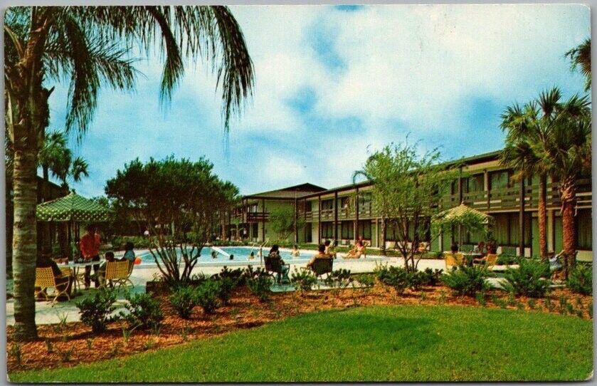 Kissimmee, Florida Postcard TERRACE RED CARPET INN Pool Scene /1977 Cancel