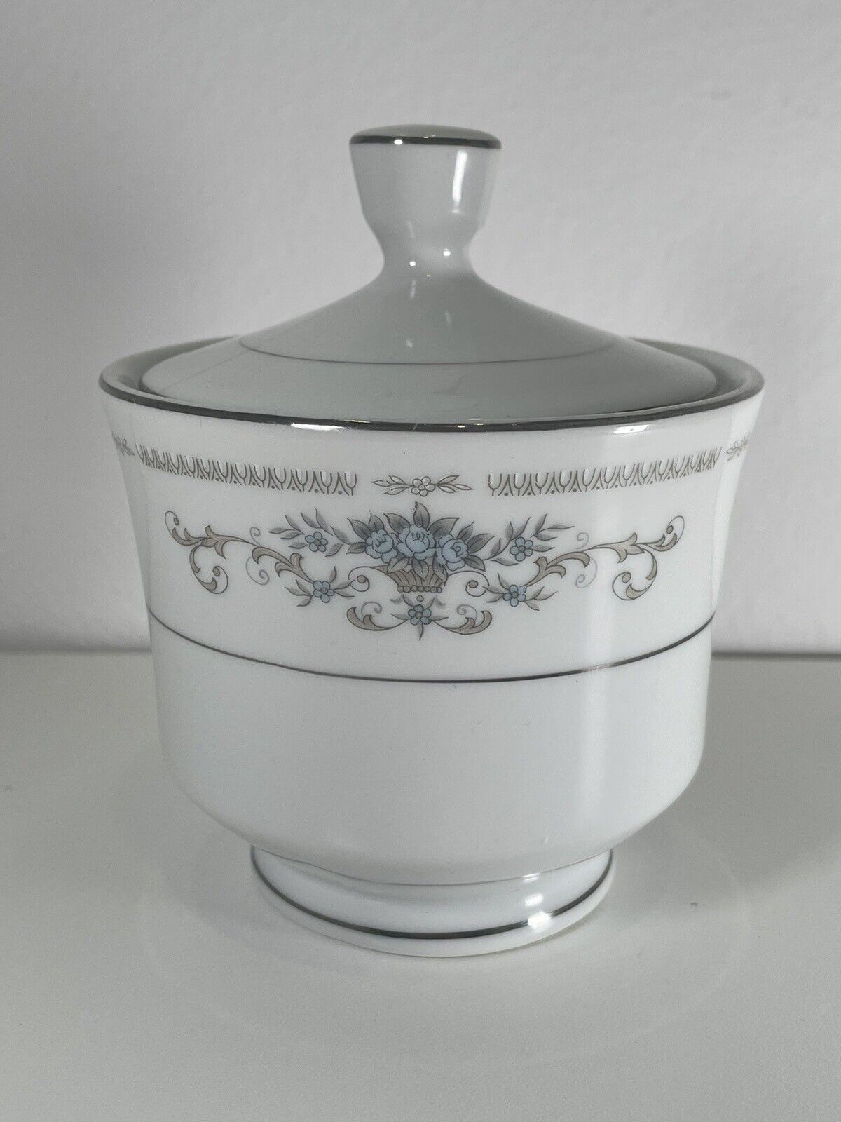 Wade Diane Fine Porcelain China of Japan sugar bowl with lid (Crack In Lid)