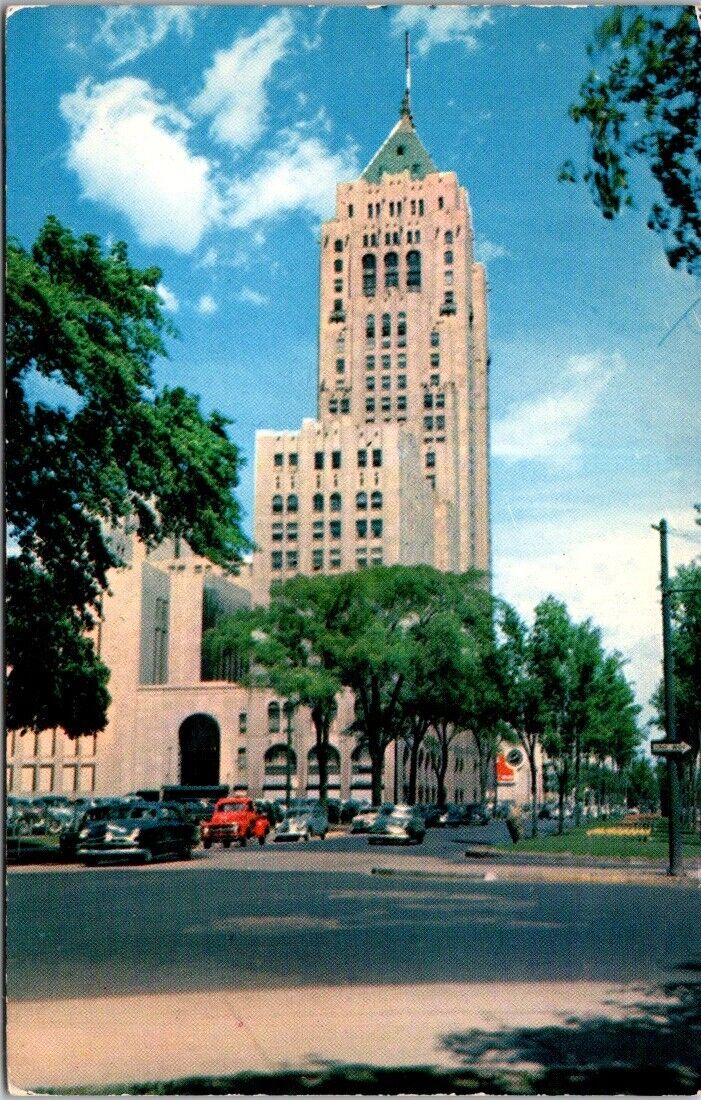 Detroit Michigan Fisher Body Building Tower 1940s Cars Trucks Vintage Postcard