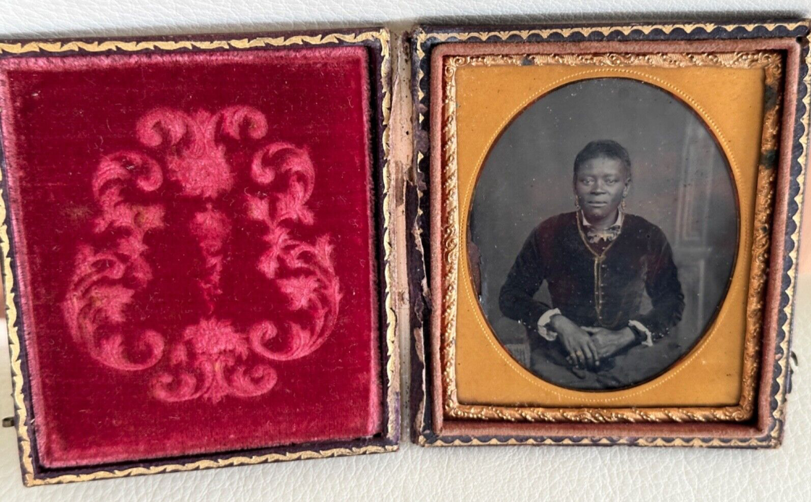 ANTIQUE TINTYPE PHOTO EXTREMELY RARE AFRICAN AMERICAN BLACK WOMAN 1850s IN CASE
