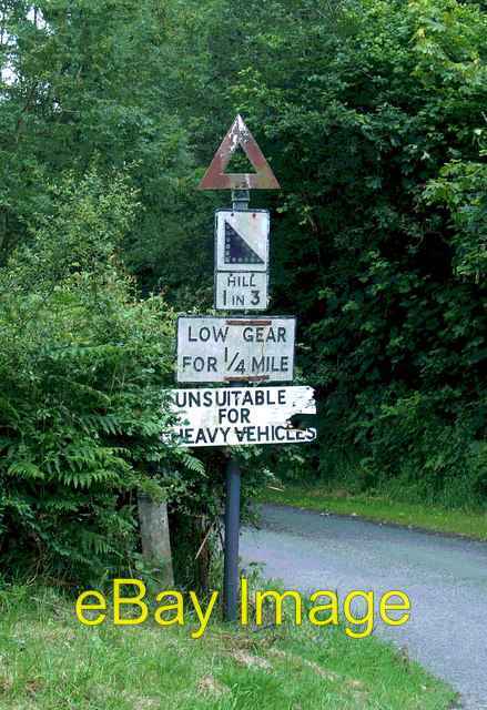 Photo 6x4 Hen arwydd ffordd / An old road sign Mae\'r arwydd yn dyddio o\'r c2008