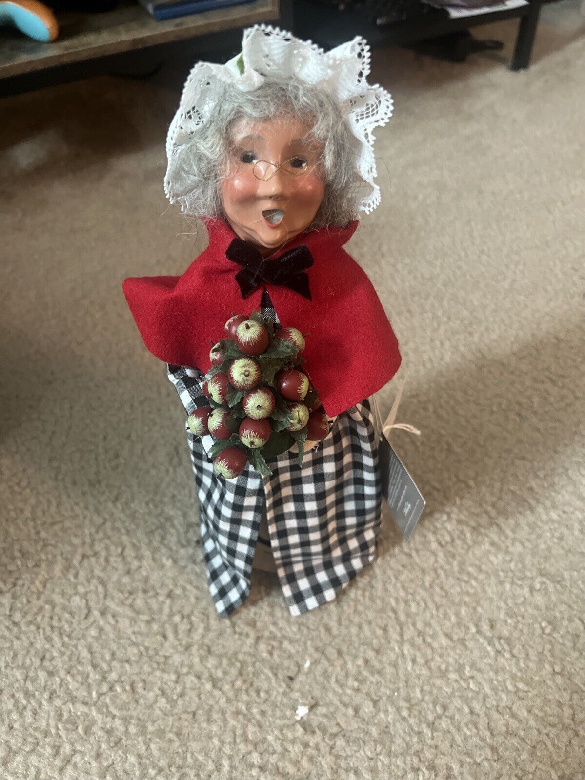 Byers Choice Caroler Colonial Williamsburg Christmas Woman w/ Apple Cone