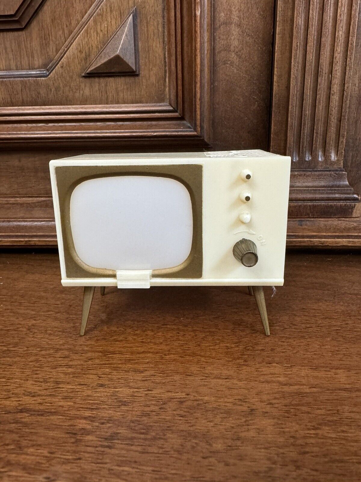 Tiny T-V Vintage Plastic 1950s Tv Set Salt and Pepper Shakers