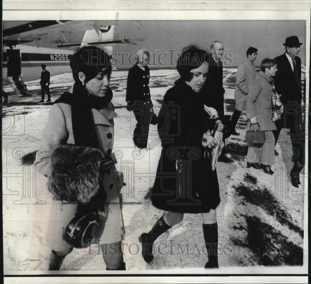 1970 Press Photo Susan Tannenbaum arrives at Edgartown, Massachusetts airport.