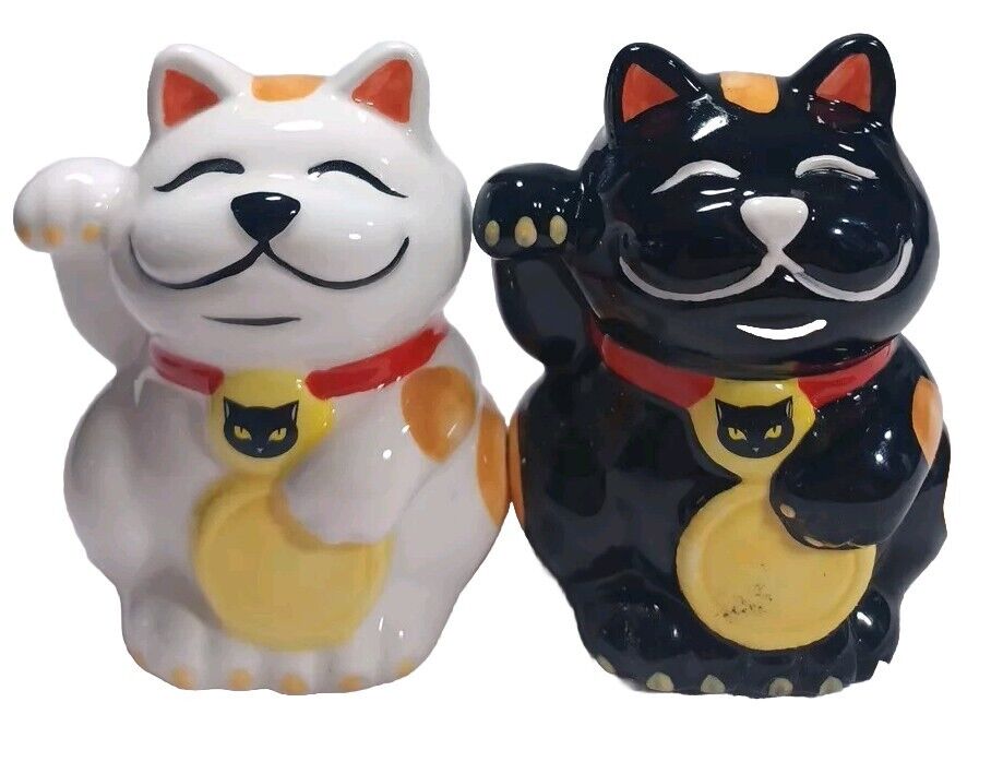 Hot Topic  Japanese Maneki Neko Lucky Cats Magnetic Ceramic Salt & Pepper Shaker