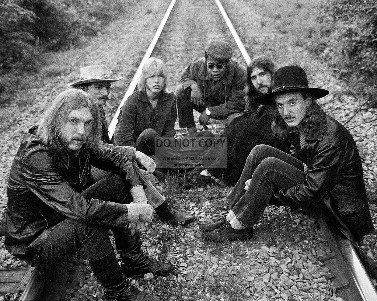 THE ALLMAN BROTHERS BAND SOUTHERN ROCK PIONEERS - 8X10 PUBLICITY PHOTO (ZY-938)