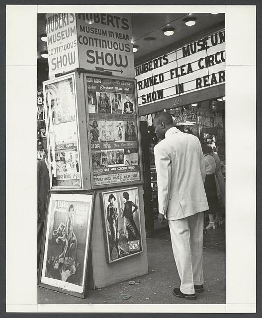Photo:Hubert\'s Museum and Flea Circus in Times Square 1954