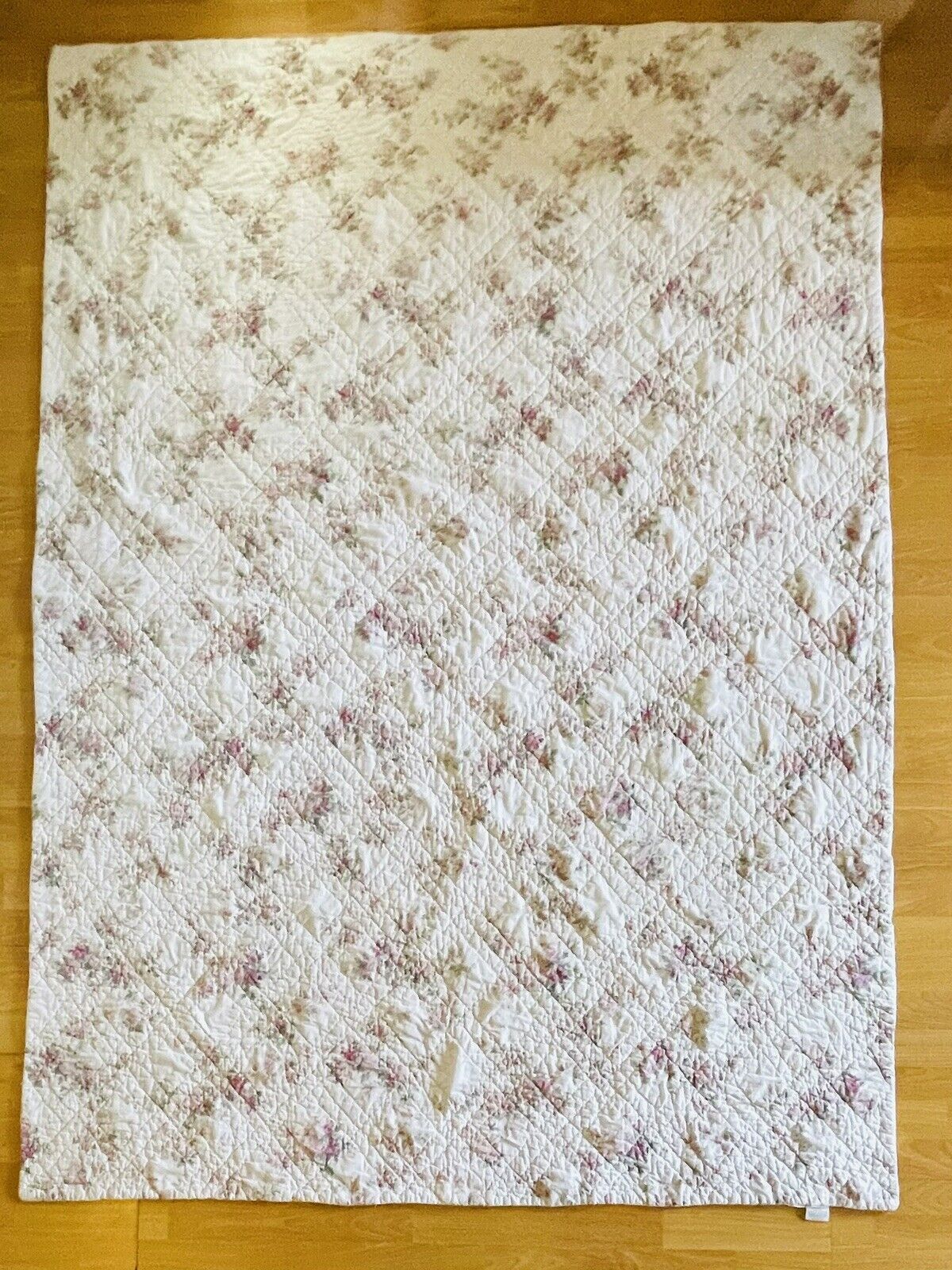 VINTAGE SHABBY CHIC FLORAL QUILT 59” x 84” REVERSIBLE .. EXCELLENT  COND. QUEEN