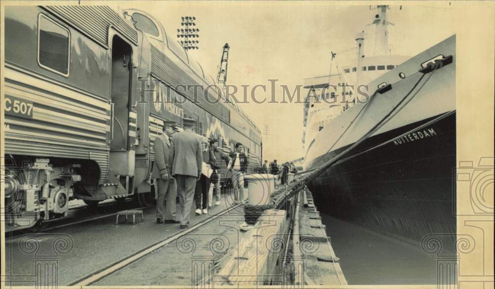1989 Press Photo Train stopped along dock next to Rotterdam cruise ship, Alaska