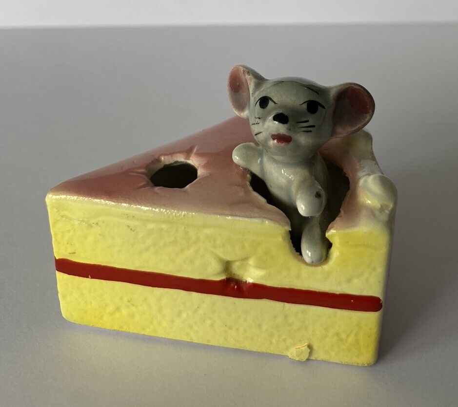 FAB VINTAGE c1960s KITSCH RETRO MOUSE IN A SLICE OF CAKE ORNAMENT JAPAN