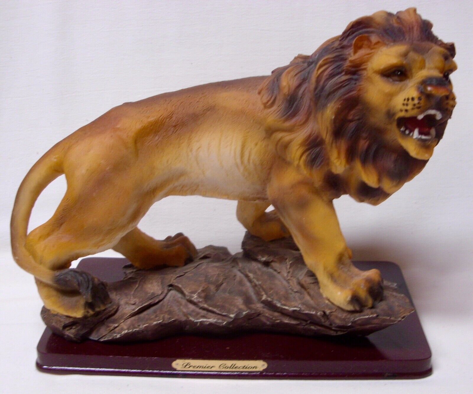 Majestic LION STATUE from the “Premier Collection”